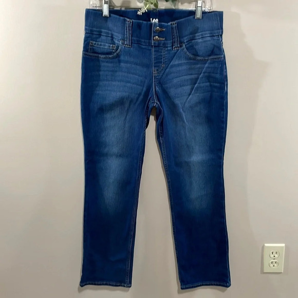 NWOT Lee Riders Pull On Waist Smoother Straight Leg Denim Jeans 8P - Picture 1 of 15